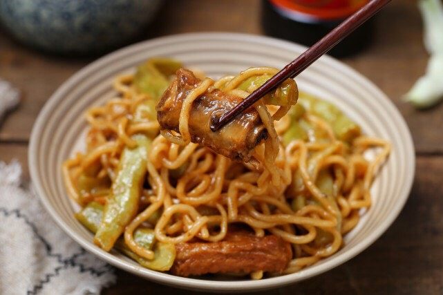 排骨豆角焖面,一道营养入味的排骨豆角焖面就做好了,口感Q弹吃上不想停嘴呀!