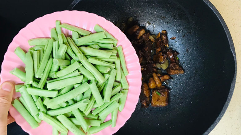 排骨豆角焖面,投入豆角