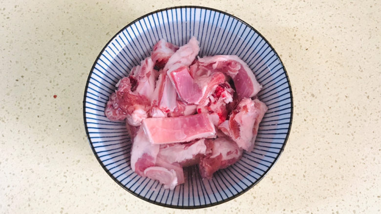 排骨豆角焖面,<a style='color:red;display:inline-block;' href='/shicai/ 434'>排骨</a>用清水浸泡两个小时,去除血水