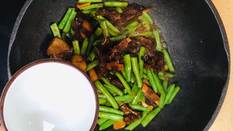 排骨豆角焖面,所有调味料拌匀均匀,加入清水