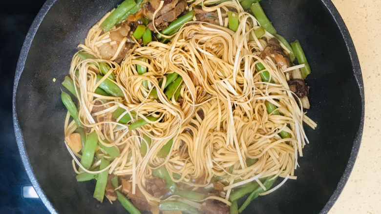 排骨豆角焖面,如果水分少了,可以沿着锅边再加一些水,调整一下水量