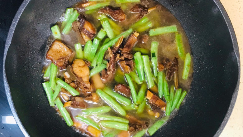 排骨豆角焖面,水要淹没过食材