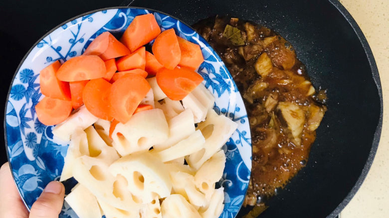 红烧羊排,所有调味品加齐全,转大火炖煮至开锅,煮至羊排五成熟,再加入蔬菜