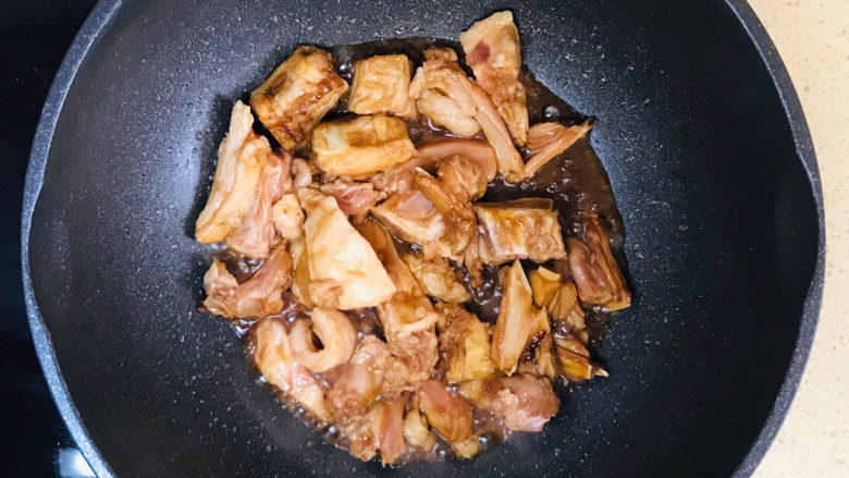红烧羊排,漂亮的颜色,羊排上色就是烤冰糖上色的,不是加老抽的