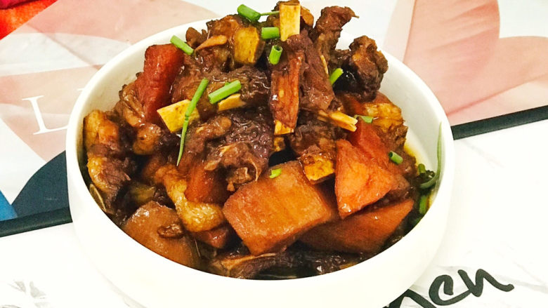 红烧羊排,漂亮的红烧羊排就做好了,装盘后,撒上一点葱花装饰