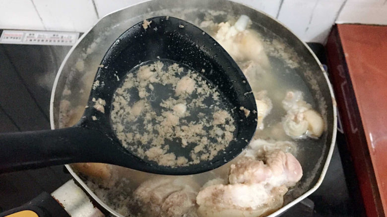红烧肘子,大火烧开,捞出浮沫