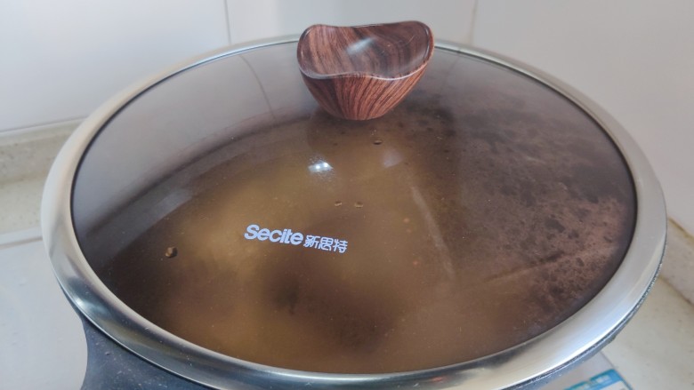 蚝油冬瓜,大火烧开之后盖上锅盖,转小火,焖煮5.6分钟