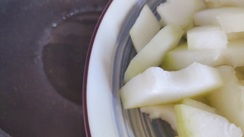 蚝油冬瓜,待锅内油热,下冬瓜
