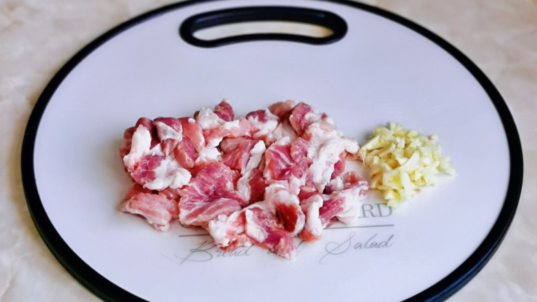 香菇肉片,<a style='color:red;display:inline-block;' href='/shicai/ 11240'>梅花肉</a>切片，<a style='color:red;display:inline-block;' href='/shicai/ 2794'>大蒜</a>去皮切碎。