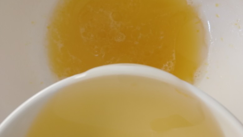 五仁月饼,90g<a style='color:red;display:inline-block;' href='/shicai/ 140122'>玉米油</a>,分次加入,边加边搅拌。