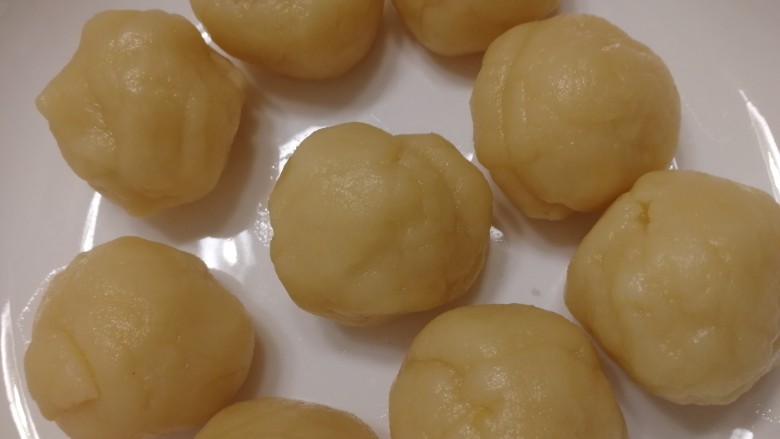 五仁月饼,把面团分成30g的面剂,团圆。