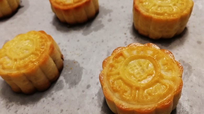 五仁月饼,送入烤箱190度烤10分钟即可。刚烤好的月饼香酥微甜,两天回油后绵软些。