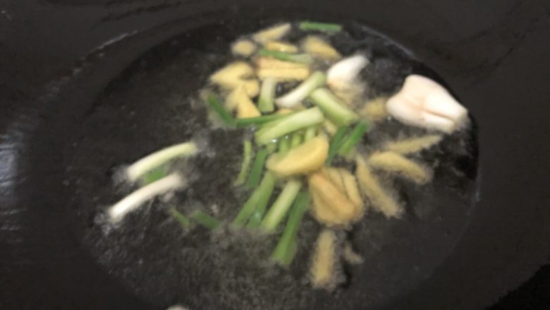 玉米烧排骨,起锅热油,下姜葱爆香捞出