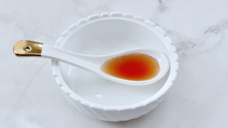 风味双椒蒸海鳗,现在来制作调料汁,碗里先加入<a style='color:red;display:inline-block;' href='/shicai/ 718'>料酒</a>。
