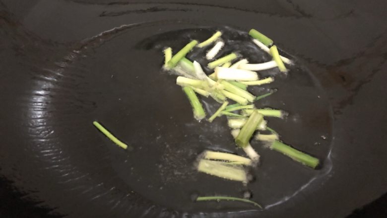 香菇肉片,油热下葱爆一下