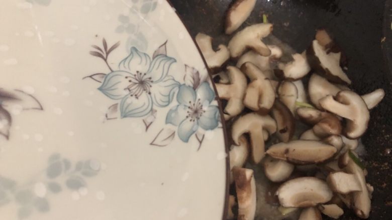 香菇肉片,加入适量的水焖几分钟
