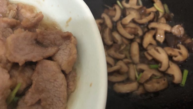 香菇肉片,加入瘦肉翻炒一分钟起锅