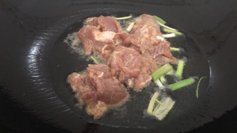 香菇肉片,下瘦肉翻炒八成熟起锅