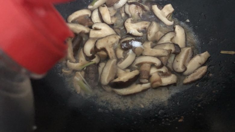 香菇肉片,少量生抽翻炒一下