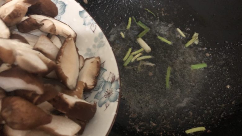 香菇肉片,不洗锅,用剩下的油加入香菇翻炒一下