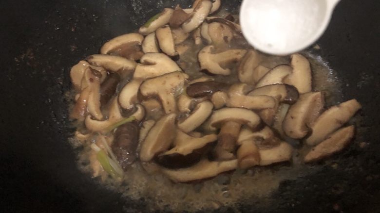 香菇肉片,加入少量盐