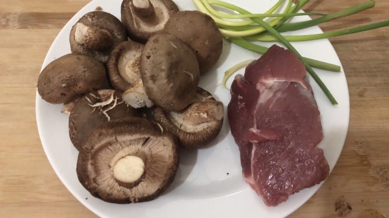香菇肉片,准备食材