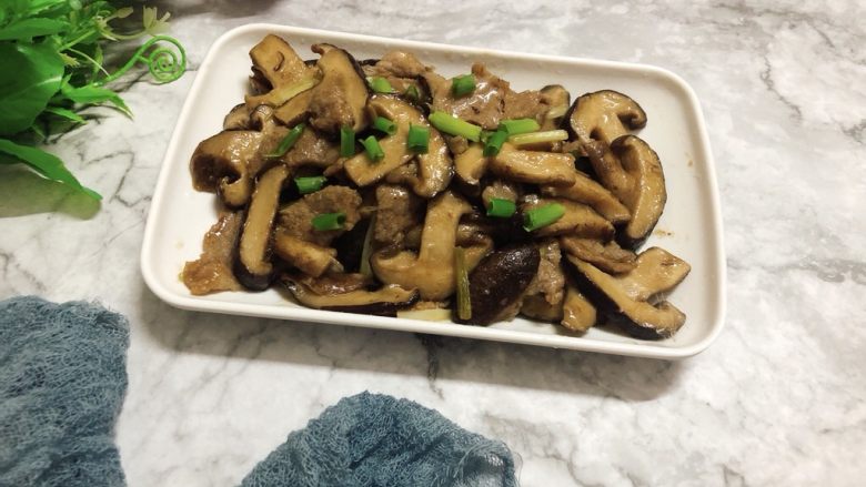 香菇肉片,美味的香茹炒肉完成了,味道不错!