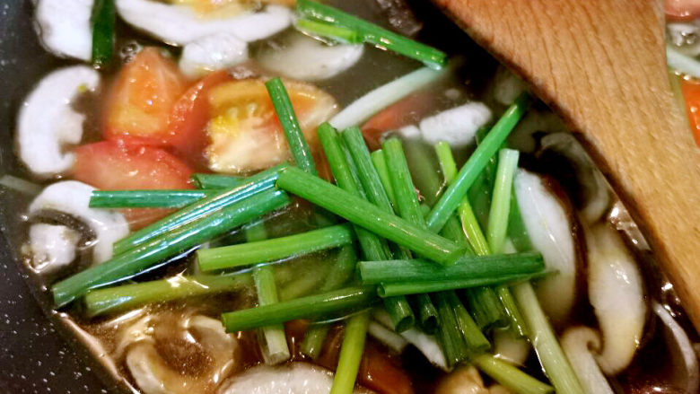 西红柿香菇汤,所有食材煮熟后,再加入葱段,盐,胡椒粉
