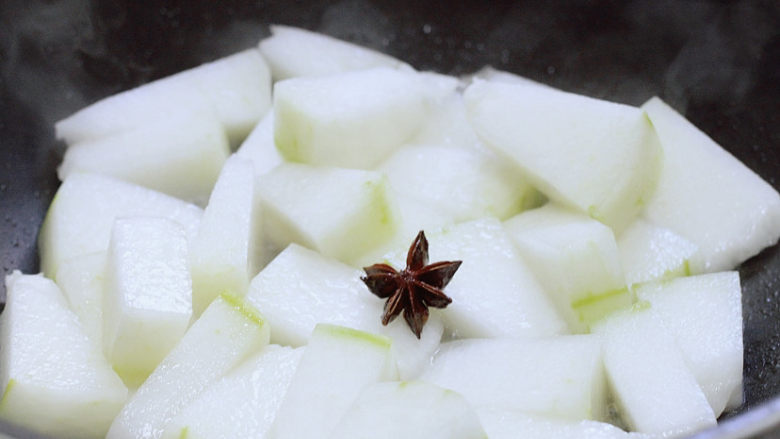 蚝油冬瓜,锅中添油,油热以后加入葱姜蒜八角爆锅,炒出香味以后加入冬瓜片翻炒。