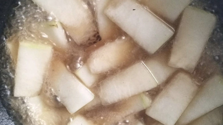 蚝油冬瓜,中大火煮,至汤汁收差不多了以后加入适量盐。