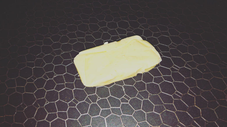 原创|减脂增肌高蛋白炙烧牛排,锵锵~正式开始煎牛排咯,平底锅中放入黄油融化;