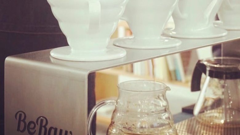 原创|减脂增肌高蛋白炙烧牛排,将滤纸折好放入滤杯,先用50ml左右热水温杯后倒掉温杯用的水,将咖啡粉倒入滤纸,再从咖啡粉中心点按“o”型注入50ml93度热水,并充分浸润咖啡粉,静待20秒,然后再次缓慢均匀的从咖啡粉中心处注水300ml热水,直至咖啡液萃取完毕~