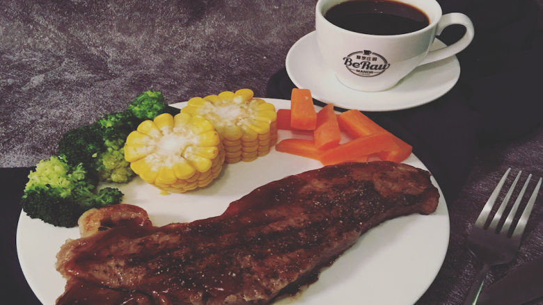 原创|减脂增肌高蛋白炙烧牛排,终于大工告成啦,食材装盘,咖啡倒满,这些搭配是不是完全没有负罪感?