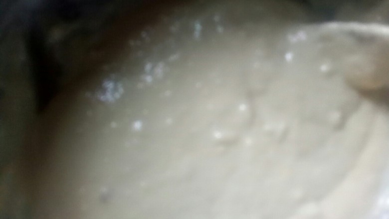 萌娃手抓饼,盆中放入蛋黄、调味油、牛奶拌匀,筛入低筋粉、泡打粉翻拌匀。