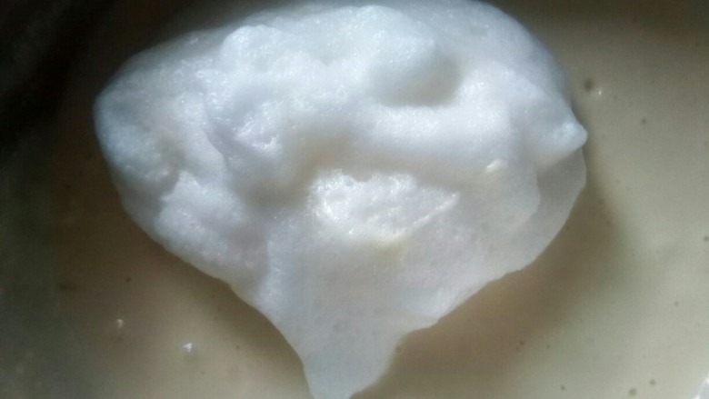 萌娃手抓饼,先加入三分之一蛋白在面糊中,翻拌均匀。
