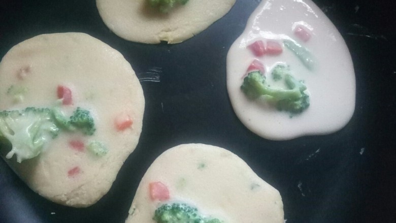 萌娃手抓饼,摊入平底锅中,小火烙。