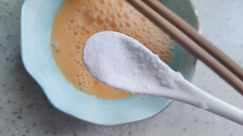 丝瓜炒蛋,<a style='color:red;display:inline-block;' href='/shicai/ 9'>鸡蛋</a>打散,加少许料酒,一丢丢细盐,搅拌均匀