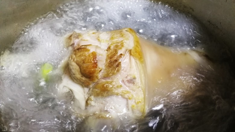 红烧肘子,水开焯水5分钟,捞出。