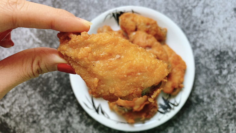 奥尔良鸡翅,外壳金黄酥脆,汁水锁在翅中~