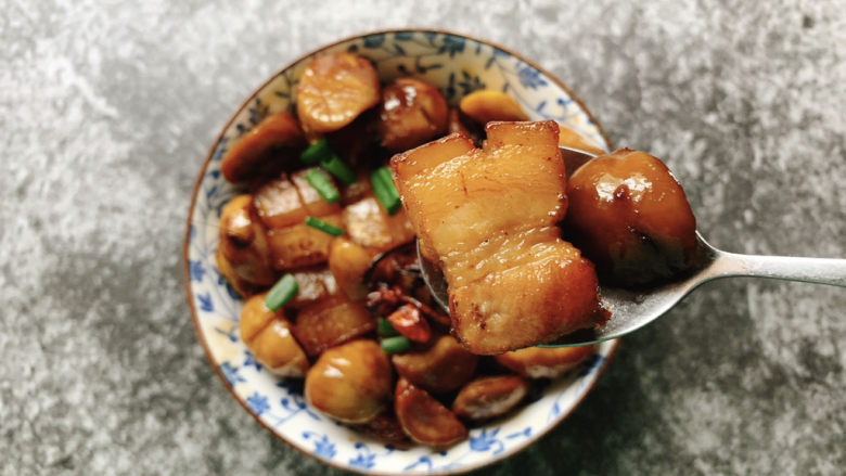 板栗红烧肉,粉软的板栗仁,肥而不腻的五花肉~