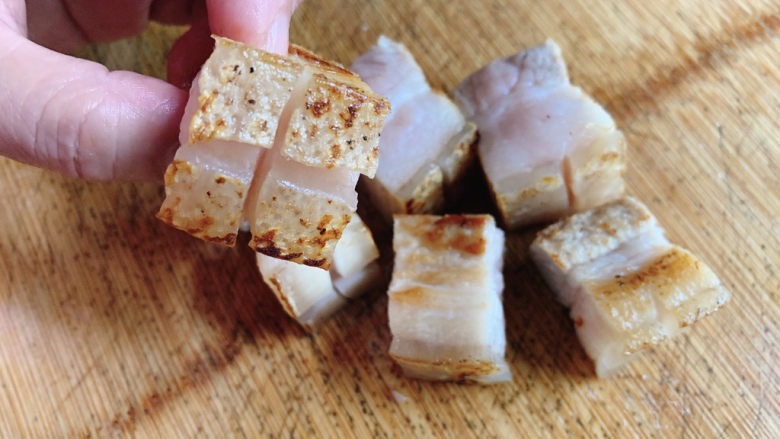 板栗红烧肉,在表皮上,刻上十字花刀,能更好的入味噢~