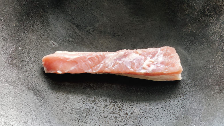 板栗红烧肉,锅中不放油,烧热之后,将带皮的一侧先放入锅中烧热。