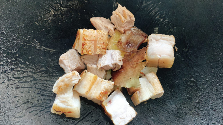 板栗红烧肉,加入五花肉,小火翻炒。