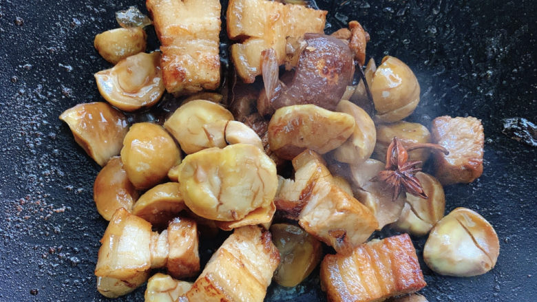 板栗红烧肉,加入板栗仁,转砂锅15分钟或者高压锅小火8分钟。