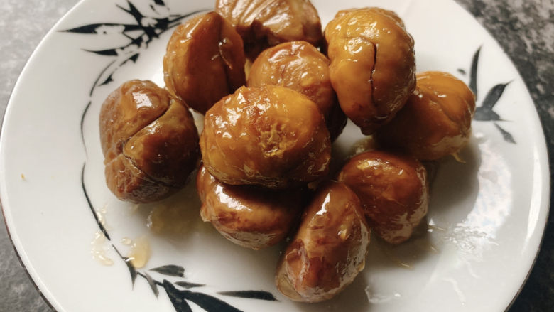 糖炒板栗,略微焦糖香的板栗仁,热食冷吃都喷香~