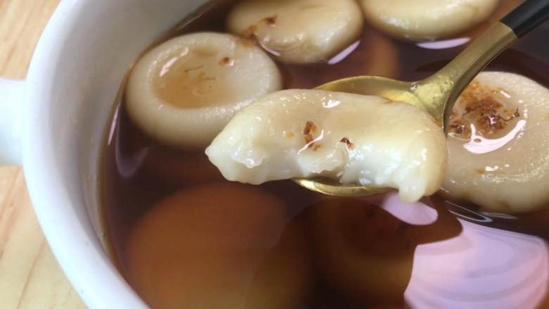 桂花红糖糯米团子,口感糯叽叽,淡淡桂花香,让人食欲大开。,甜蜜香糯、制作简单又好吃。
