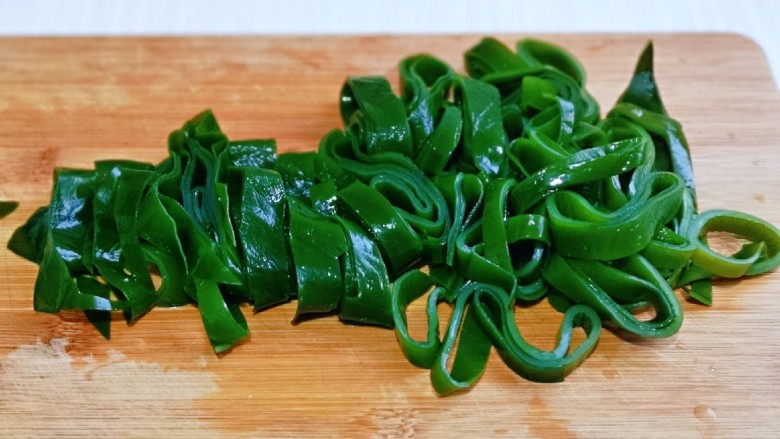 关东煮,海带洗干净切条,装盘。