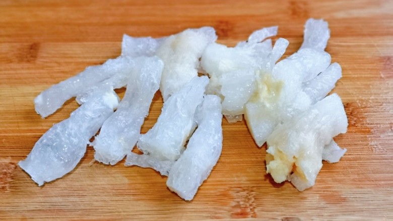 关东煮,蹄筋洗干净切小段装盘,