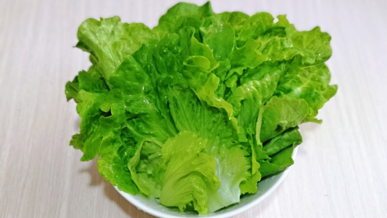 关东煮,<a style='color:red;display:inline-block;' href='/shicai/ 121'>生菜</a>洗干净,盐水泡10分钟,再冷水冲洗后装盘。