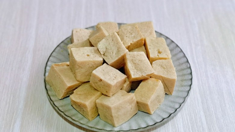 关东煮,<a style='color:red;display:inline-block;' href='/shicai/ 469'>冻豆腐</a>,买的北豆腐切小块,焯水,晾凉,密封好放入冰箱冷冻室,冻8小时以上。